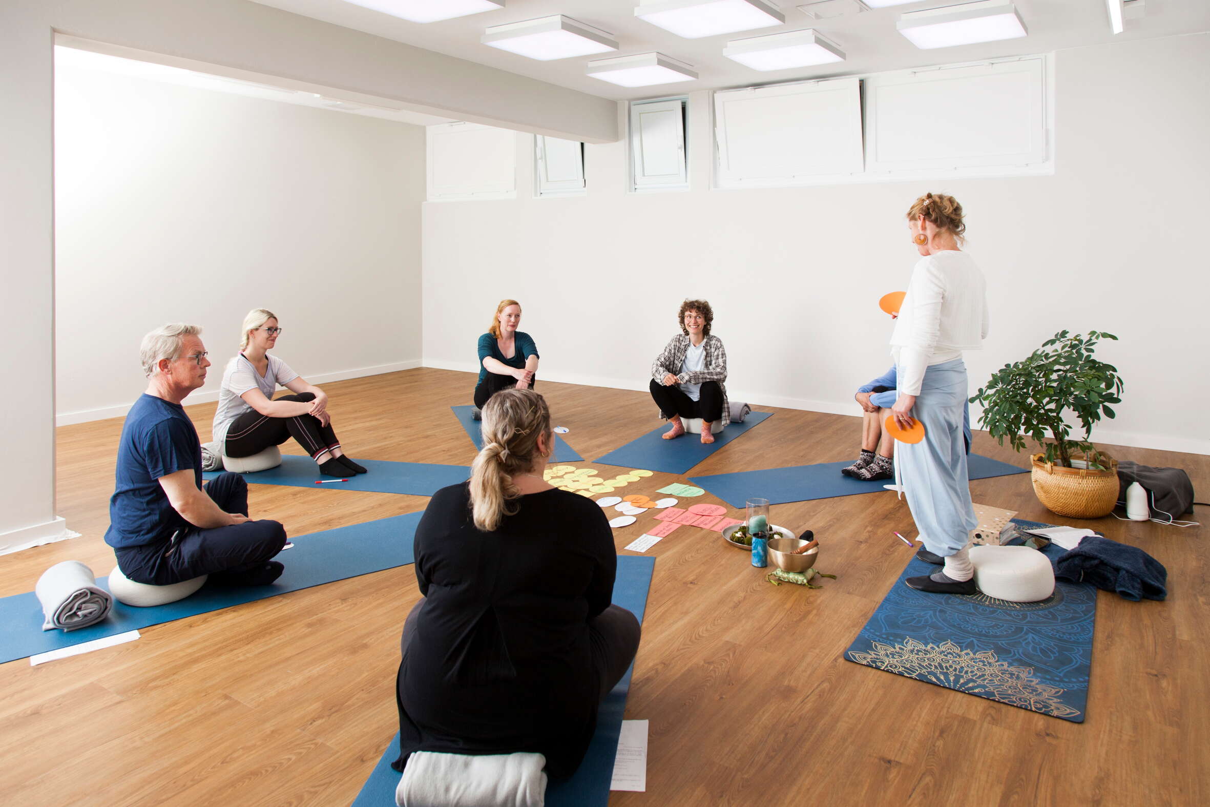 Anne Rosinski erarbeitet zum Thema Kommunikation Inhalte mit der Gruppe